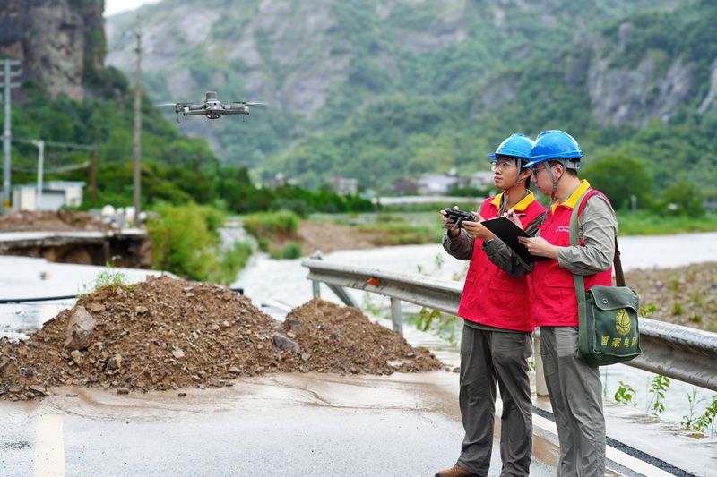国家电网：统筹应对强降雨 抢险保电守光明
