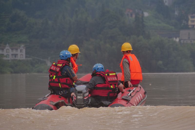 国家电网：统筹应对强降雨 抢险保电守光明