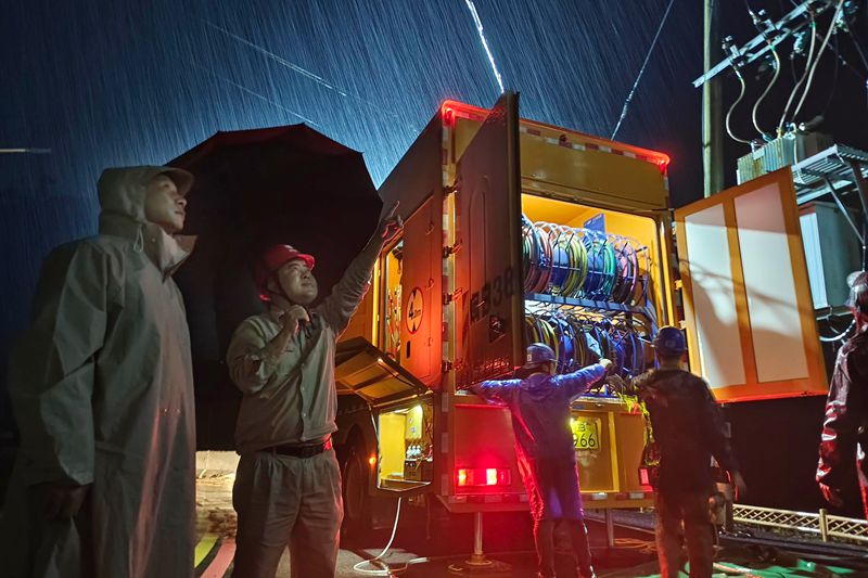 国家电网：统筹应对强降雨 抢险保电守光明