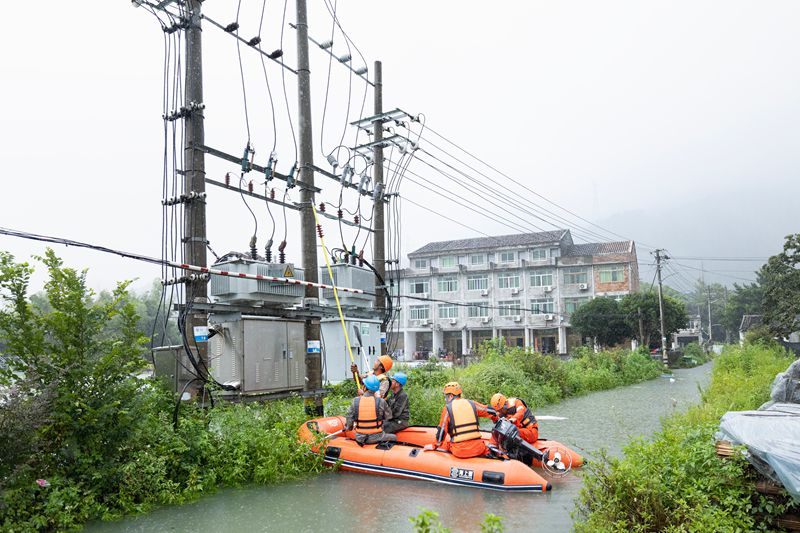 国家电网：统筹应对强降雨 抢险保电守光明
